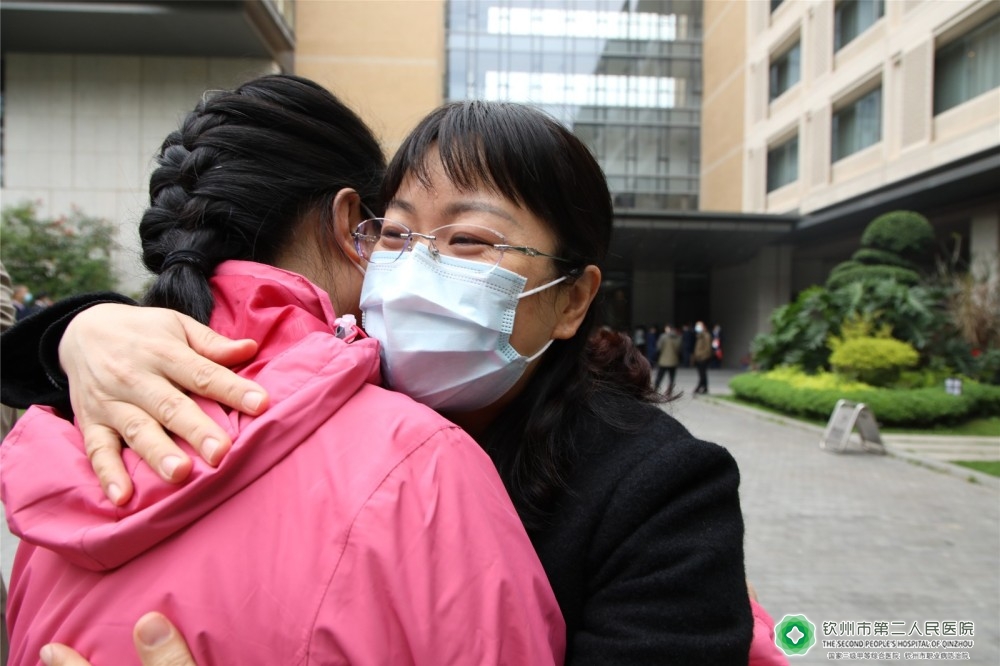 市衛(wèi)生健康委副主任勞春紅與何芳熱情擁抱.JPG