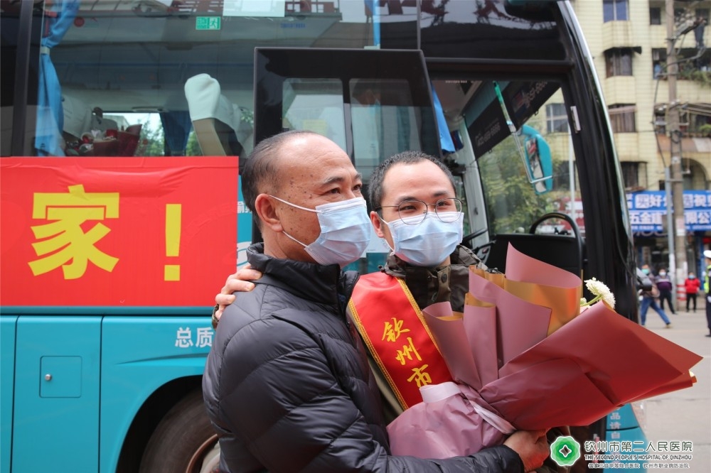 援鄂醫(yī)療隊員的家屬和同事向親人獻上鮮花和擁抱13.JPG